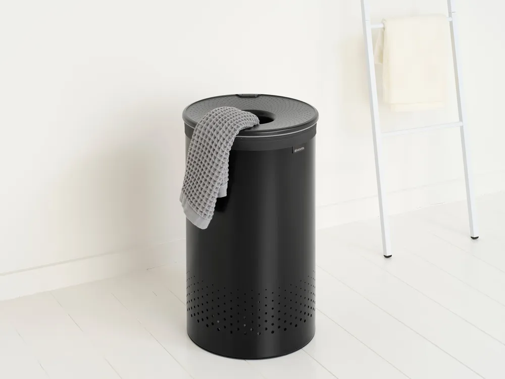 Brabantia 塑料盖洗衣篮 60升, 哑光黑 Brabantia
