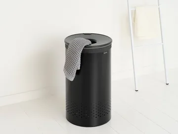 Brabantia 塑料盖洗衣篮 60升 - 哑光黑 - Brabantia