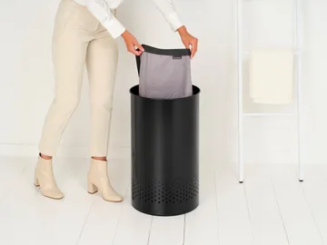 Brabantia 塑料盖洗衣篮 60升 - 哑光黑 - Brabantia