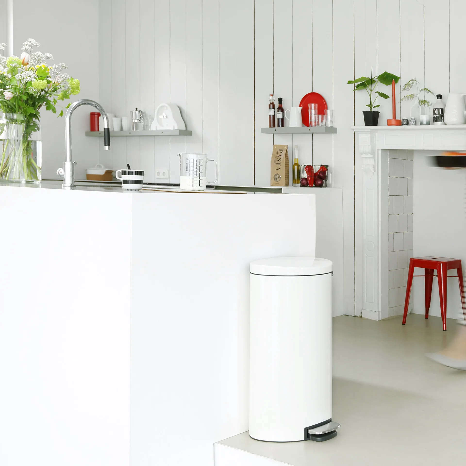 FlatBack+ 脚踏式垃圾桶  Silent 30 litres, 白色 Brabantia