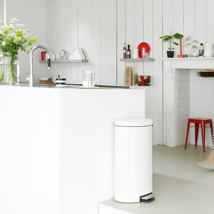 FlatBack+ 脚踏式垃圾桶  Silent 30 litres, 白色 Brabantia