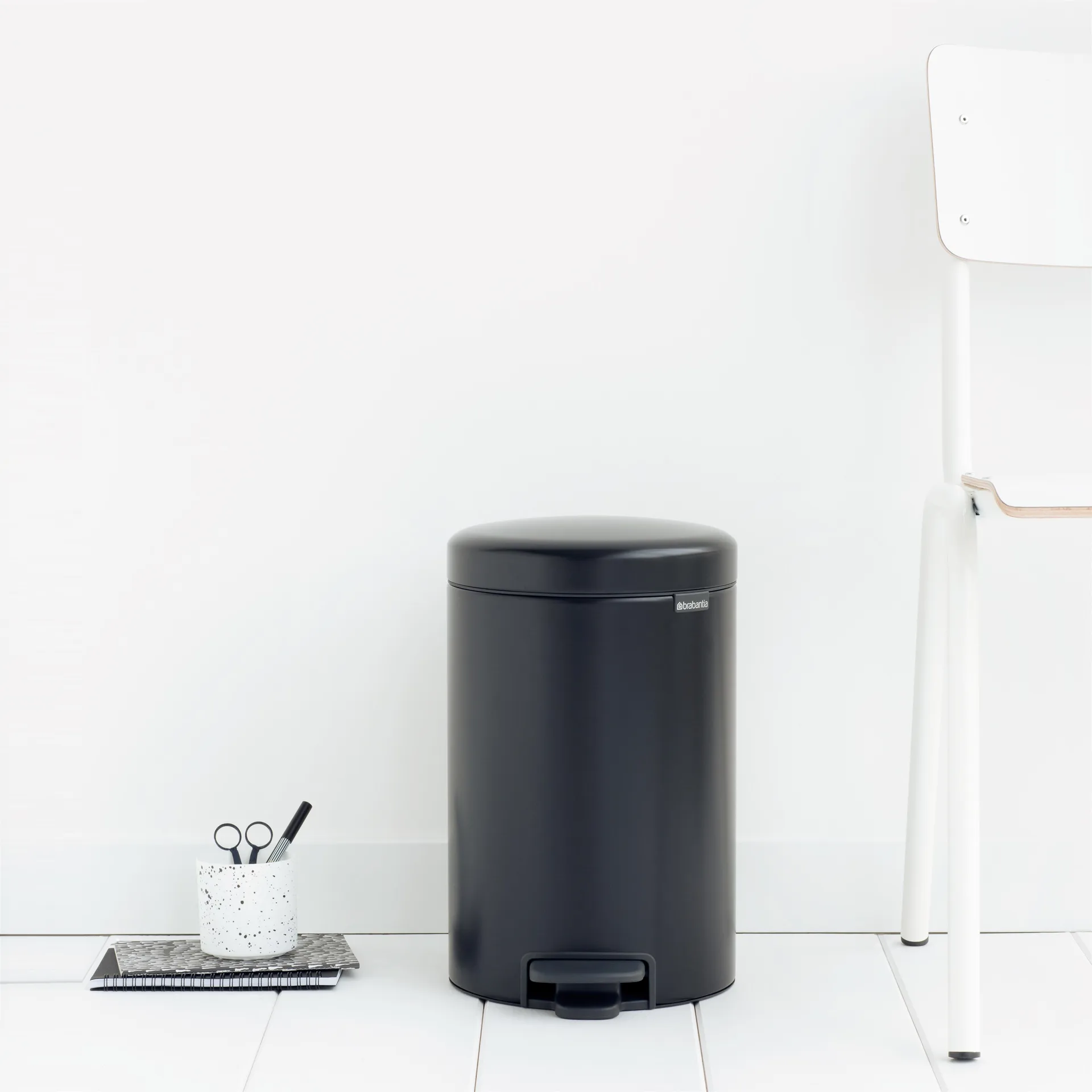 New Icon 脚踏式垃圾桶 12升, matte 黑色 Brabantia