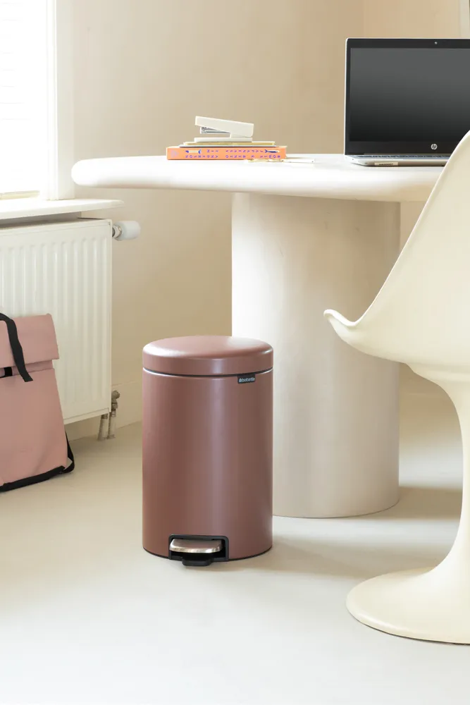 New Icon 新经典脚踏垃圾桶12升, 缎面灰褐色 Brabantia
