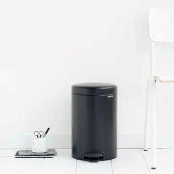 New Icon 新经典脚踏垃圾桶12升 - 哑光黑 - Brabantia