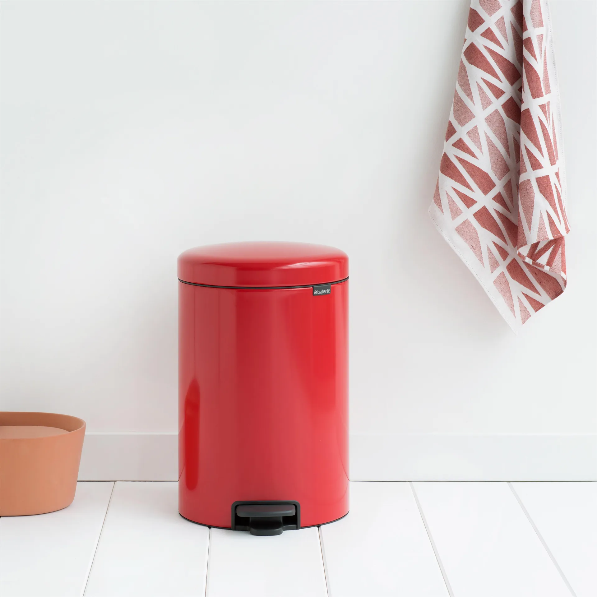 New Icon 新经典脚踏垃圾桶20升, passion 红色 Brabantia