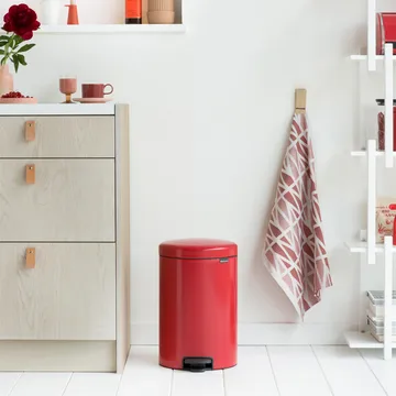 New Icon 新经典脚踏垃圾桶20升 - passion 红色 - Brabantia