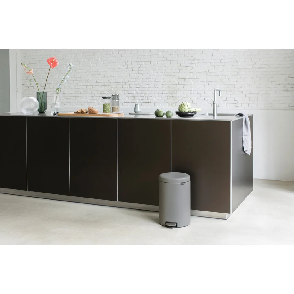 New Icon 新经典脚踏垃圾桶20升, 矿物水泥灰 Brabantia