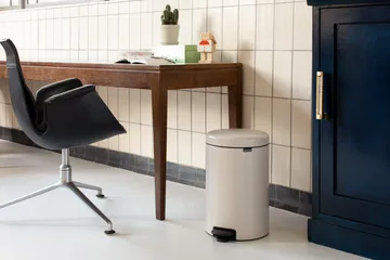 New Icon 新经典脚踏垃圾桶20升 - 柔米色 - Brabantia