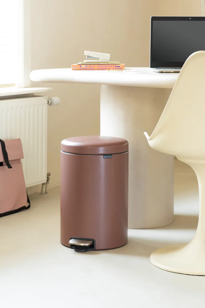 New Icon 新经典脚踏垃圾桶20升, 缎面灰褐色 Brabantia