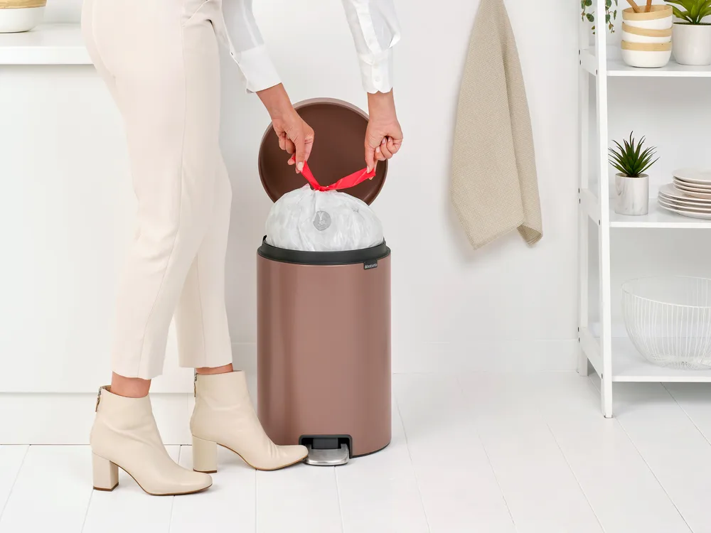 New Icon 新经典脚踏垃圾桶20升, 缎面灰褐色 Brabantia