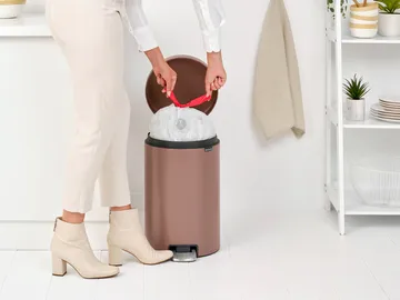 New Icon 新经典脚踏垃圾桶20升 - 缎面灰褐色 - Brabantia