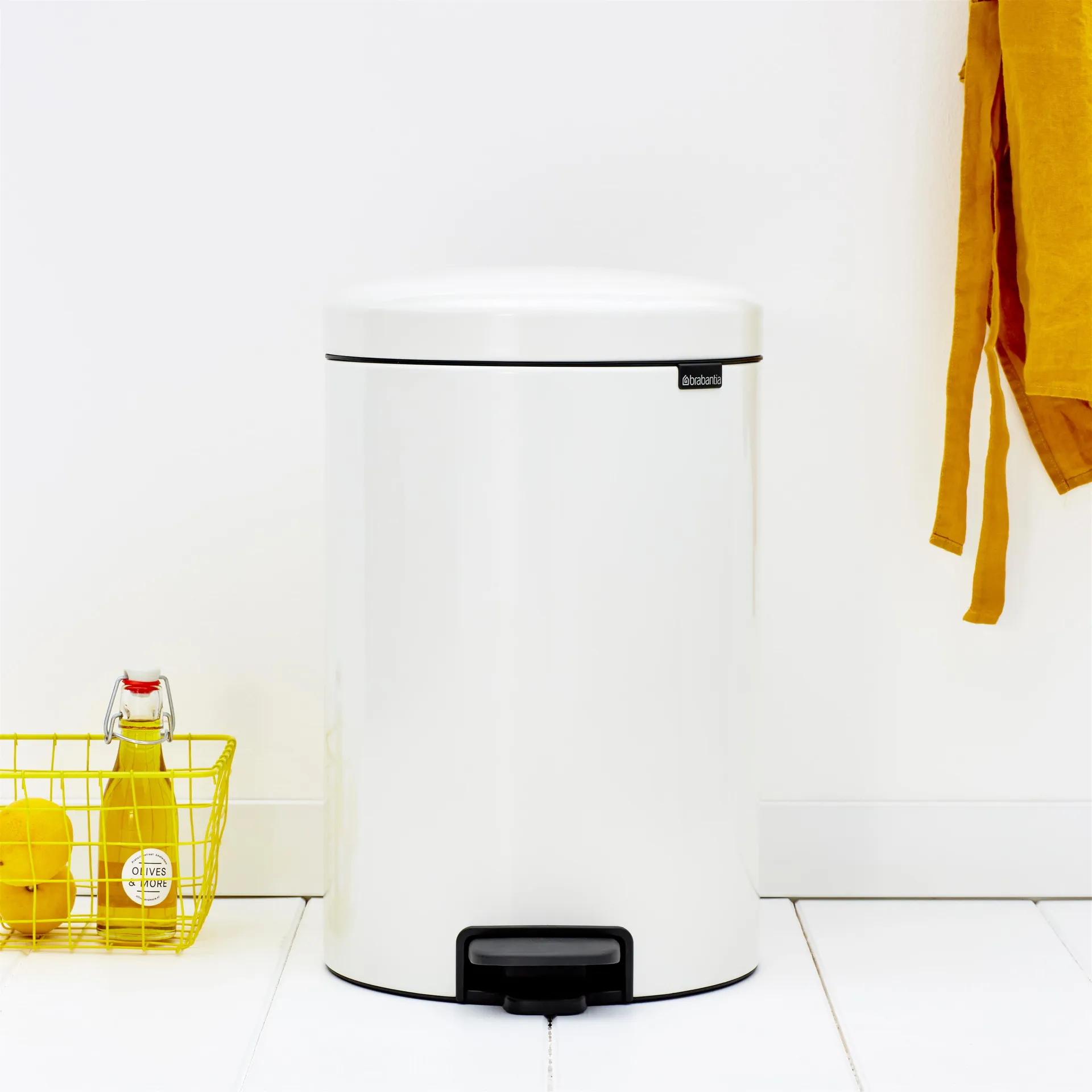 New Icon 新经典脚踏垃圾桶20升, 白色 Brabantia
