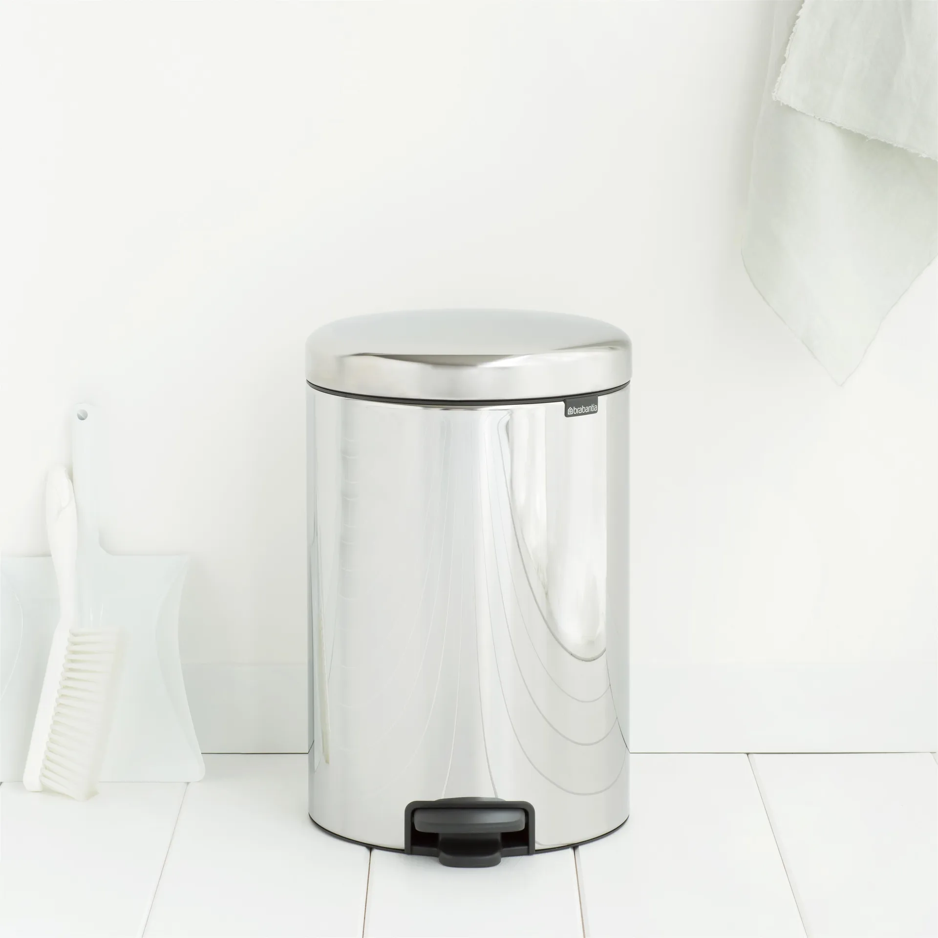 New Icon 新经典脚踏垃圾桶20升, 亮面钢 Brabantia