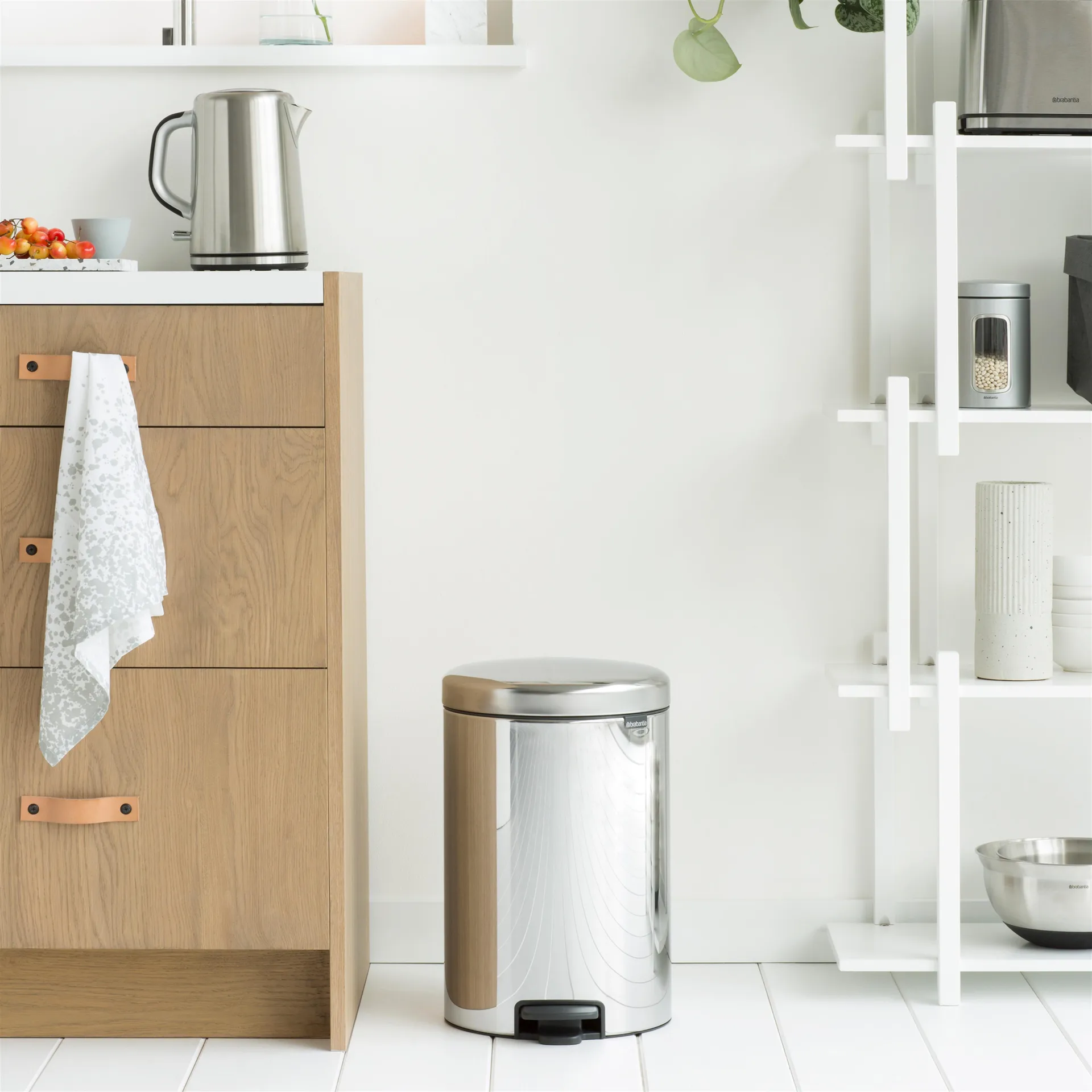 New Icon 新经典脚踏垃圾桶20升, 亮面钢 Brabantia