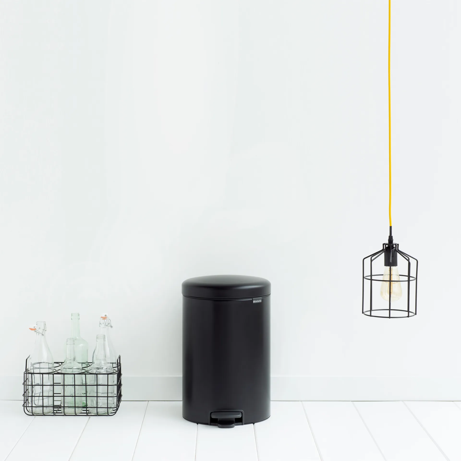 New Icon 新经典脚踏垃圾桶20升, 哑光黑色 Brabantia