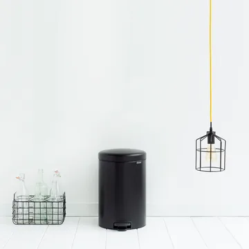 New Icon 新经典脚踏垃圾桶20升 - 哑光黑色 - Brabantia