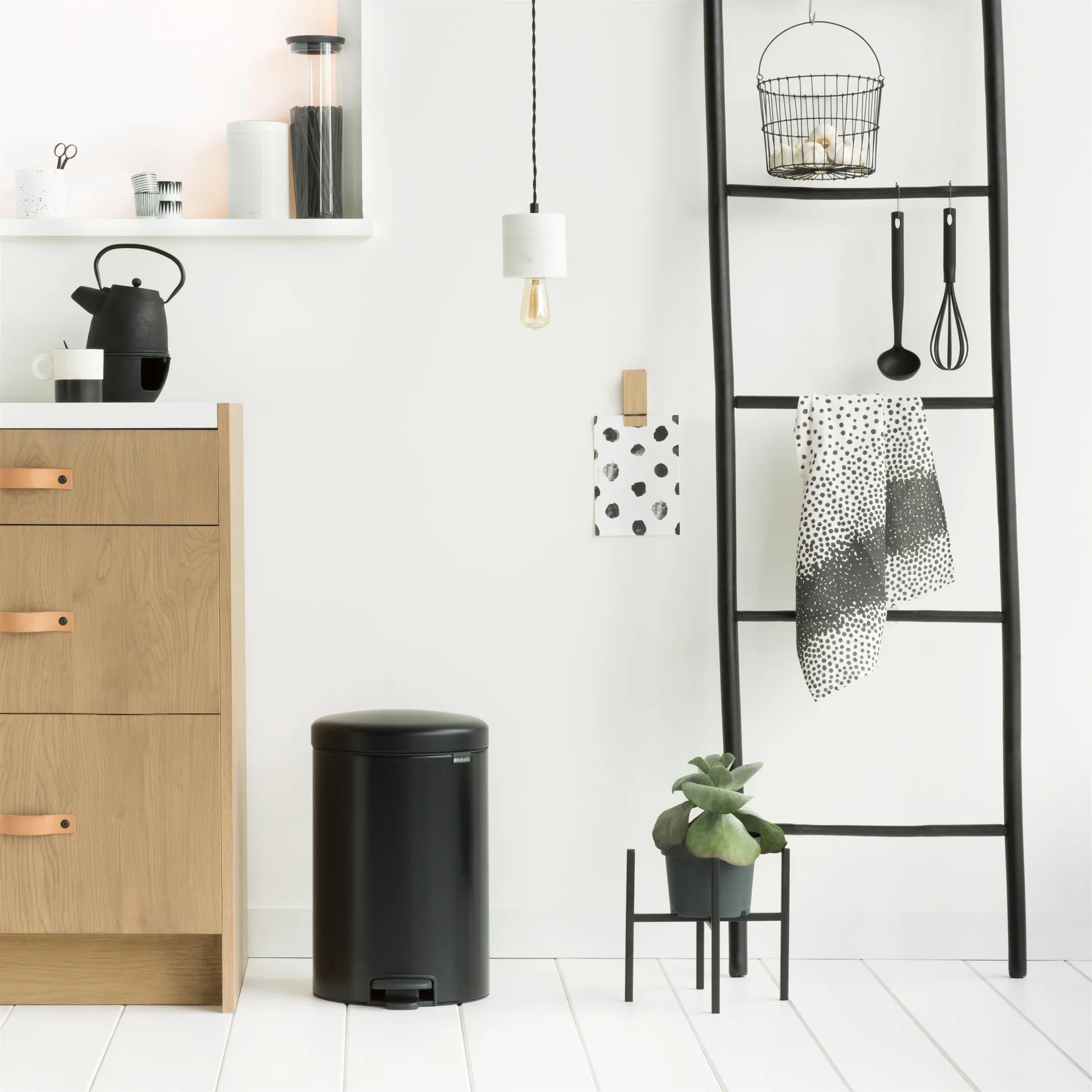 New Icon 新经典脚踏垃圾桶20升, 哑光黑色 Brabantia