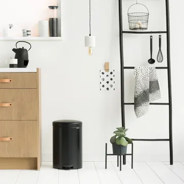 New Icon 新经典脚踏垃圾桶20升 - 哑光黑色 - Brabantia