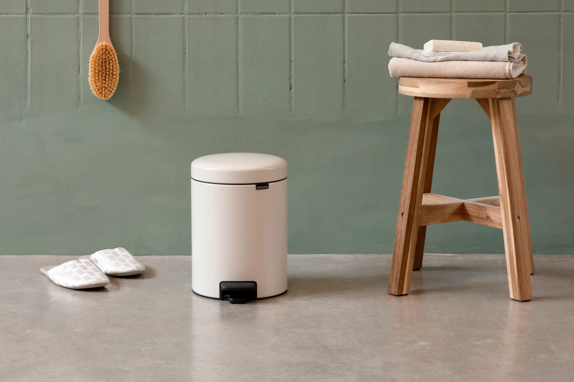 New Icon 新经典脚踏垃圾桶3升, 柔米色 Brabantia