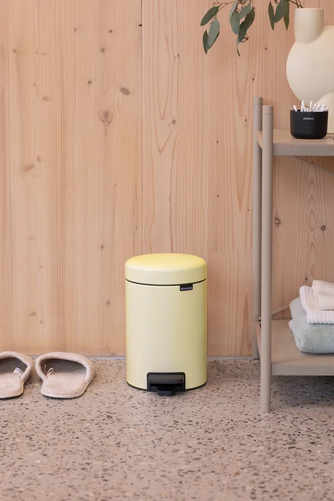 New Icon 新经典脚踏垃圾桶3升, 柔和黄色 Brabantia