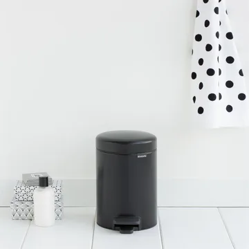 New Icon 新经典脚踏垃圾桶3升 - 哑光黑 - Brabantia
