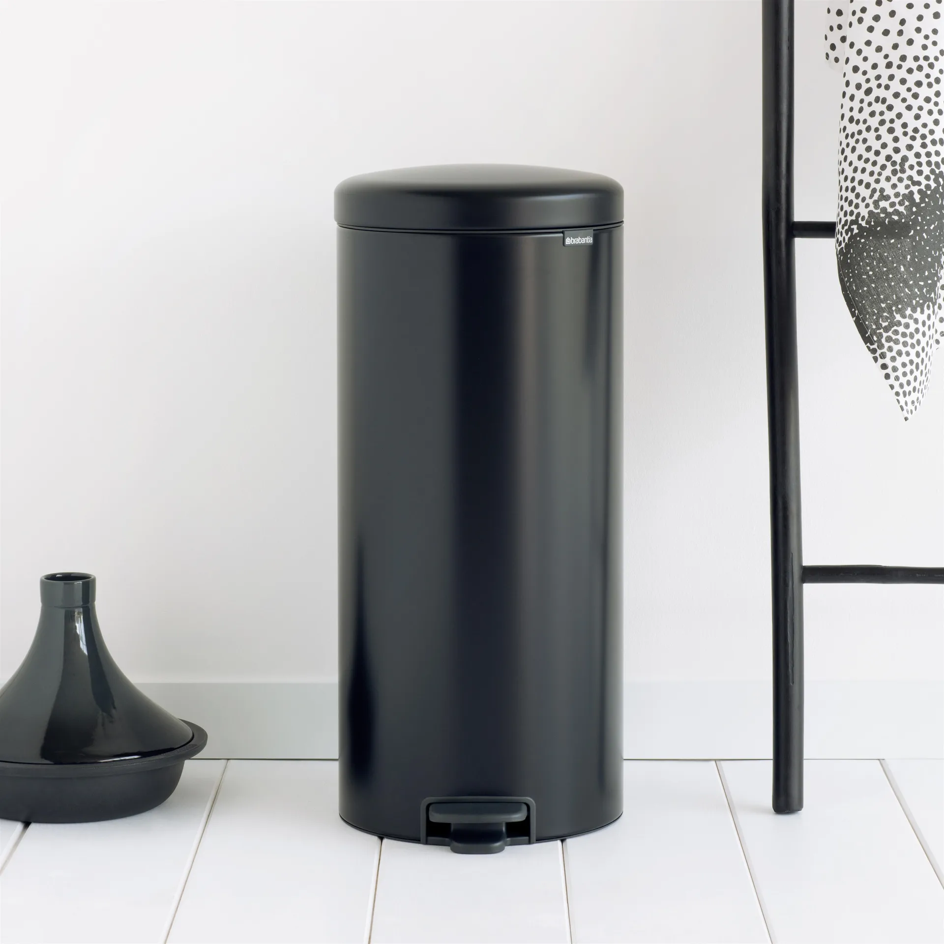 New Icon 新经典脚踏垃圾桶30升, 哑光黑色_(black) Brabantia