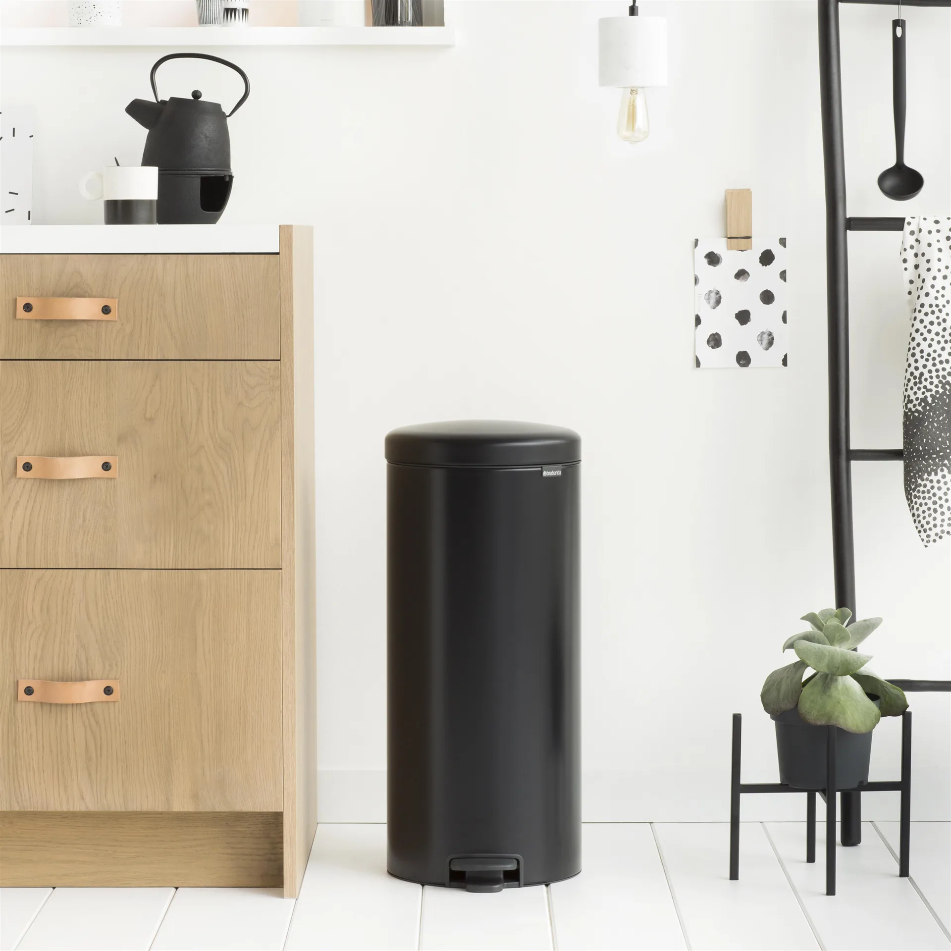New Icon 新经典脚踏垃圾桶30升, 哑光黑色_(black) Brabantia