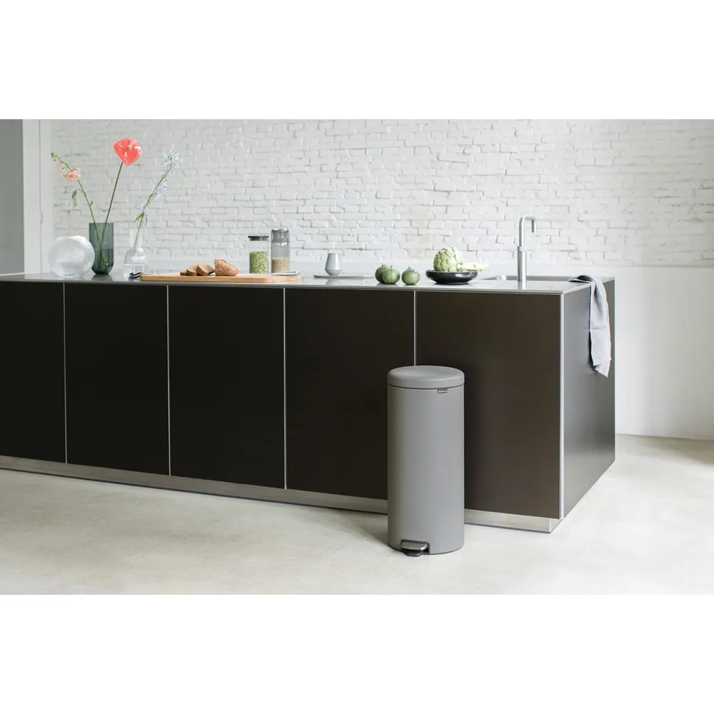 New Icon 新经典脚踏垃圾桶30升, 矿物混凝土灰色 Brabantia