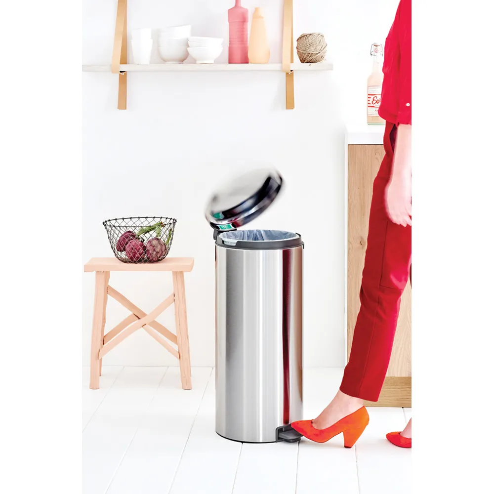 New Icon 新经典脚踏垃圾桶30升, 哑光防指纹钢色 Brabantia