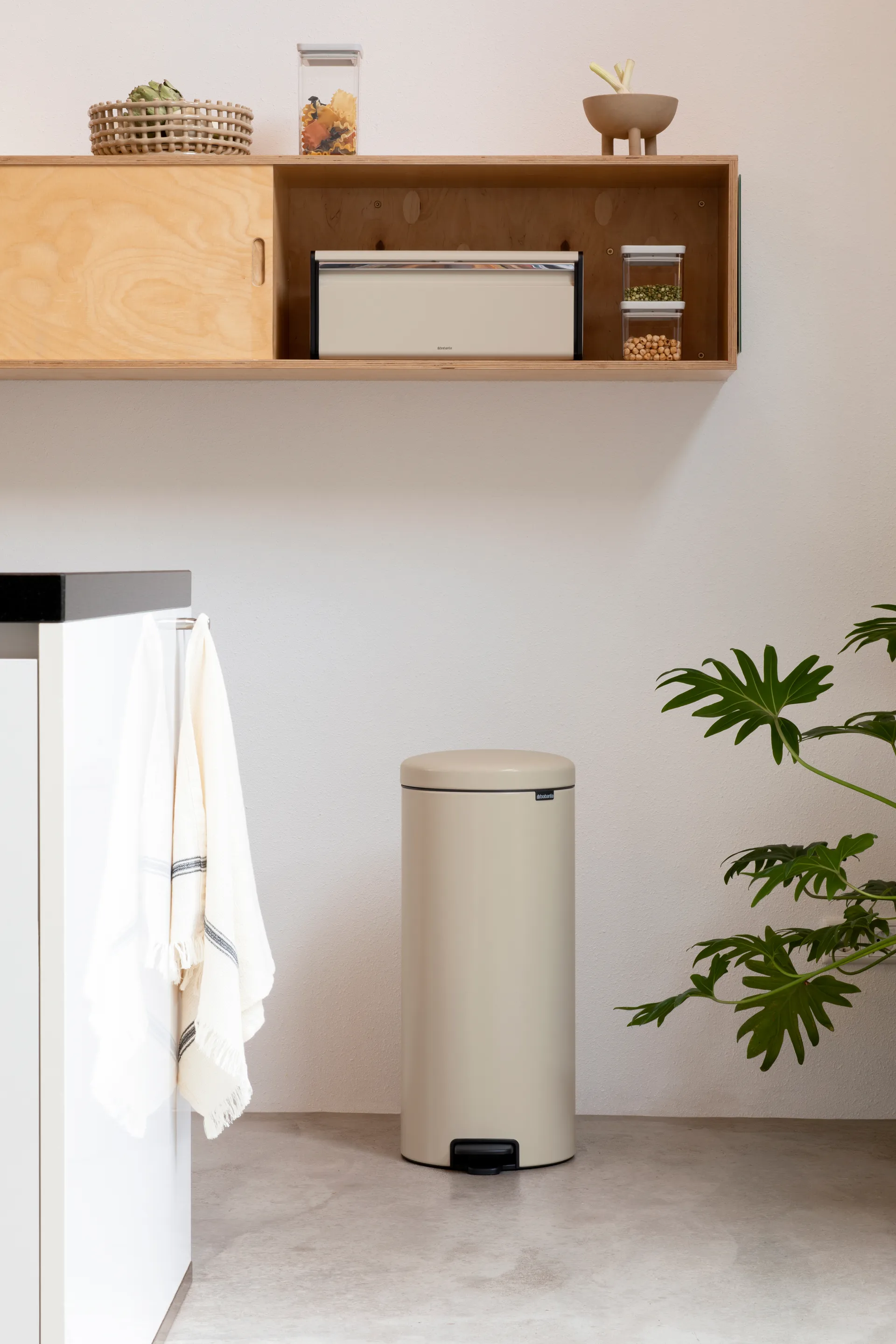 New Icon 新经典脚踏垃圾桶30升, 柔和米色 Brabantia