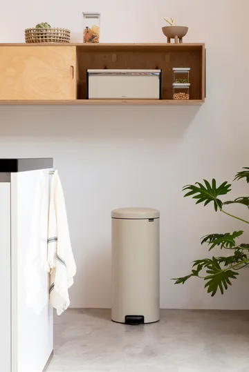 New Icon 新经典脚踏垃圾桶30升 - 柔和米色 - Brabantia