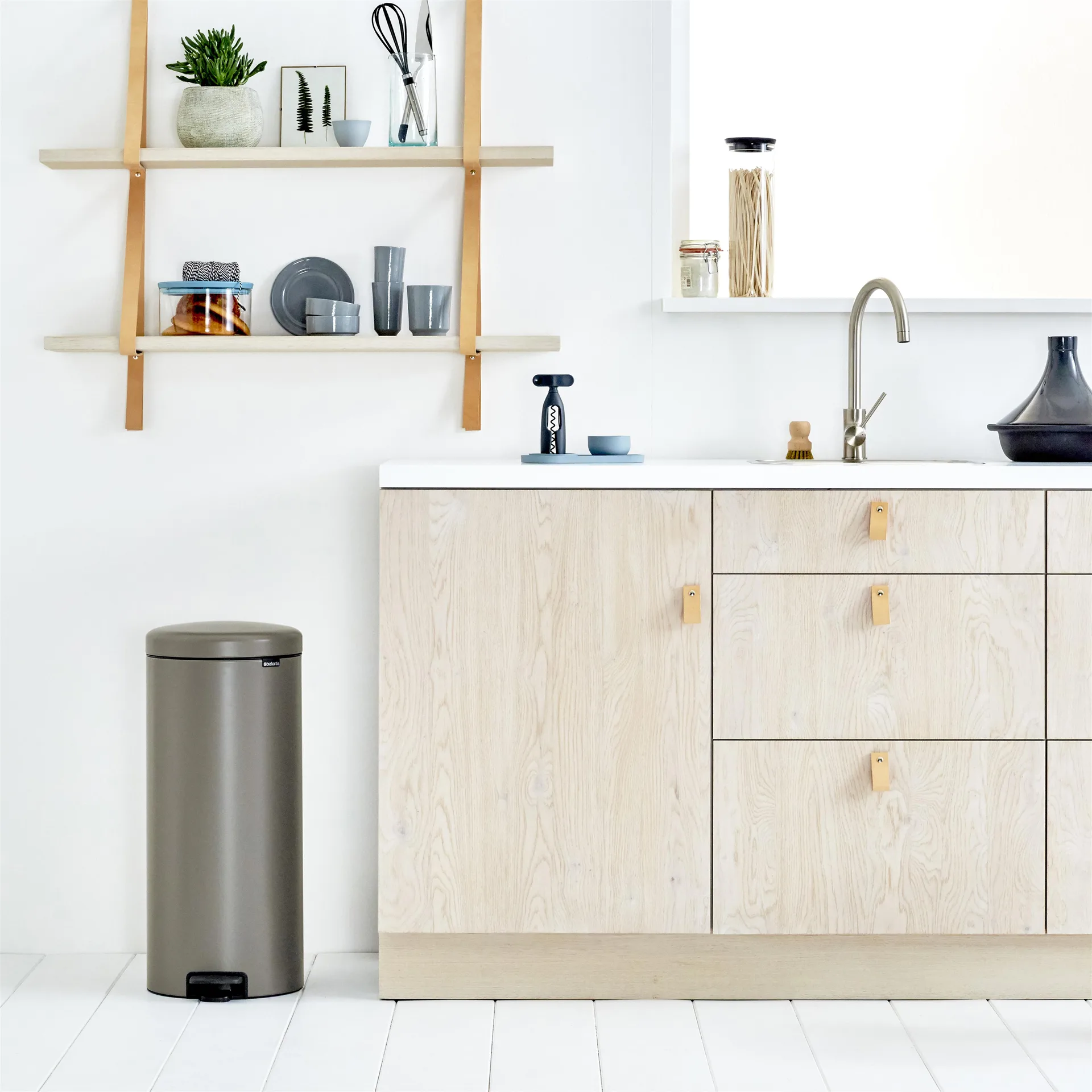 New Icon 新经典脚踏垃圾桶30升, 铂金色 Brabantia