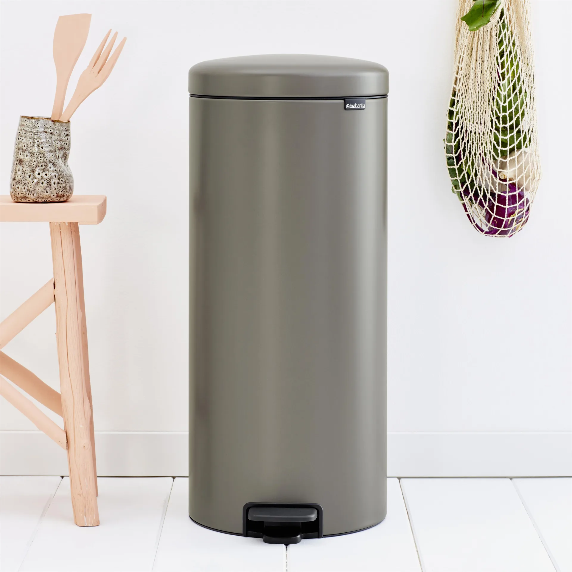 New Icon 新经典脚踏垃圾桶30升, 铂金色 Brabantia