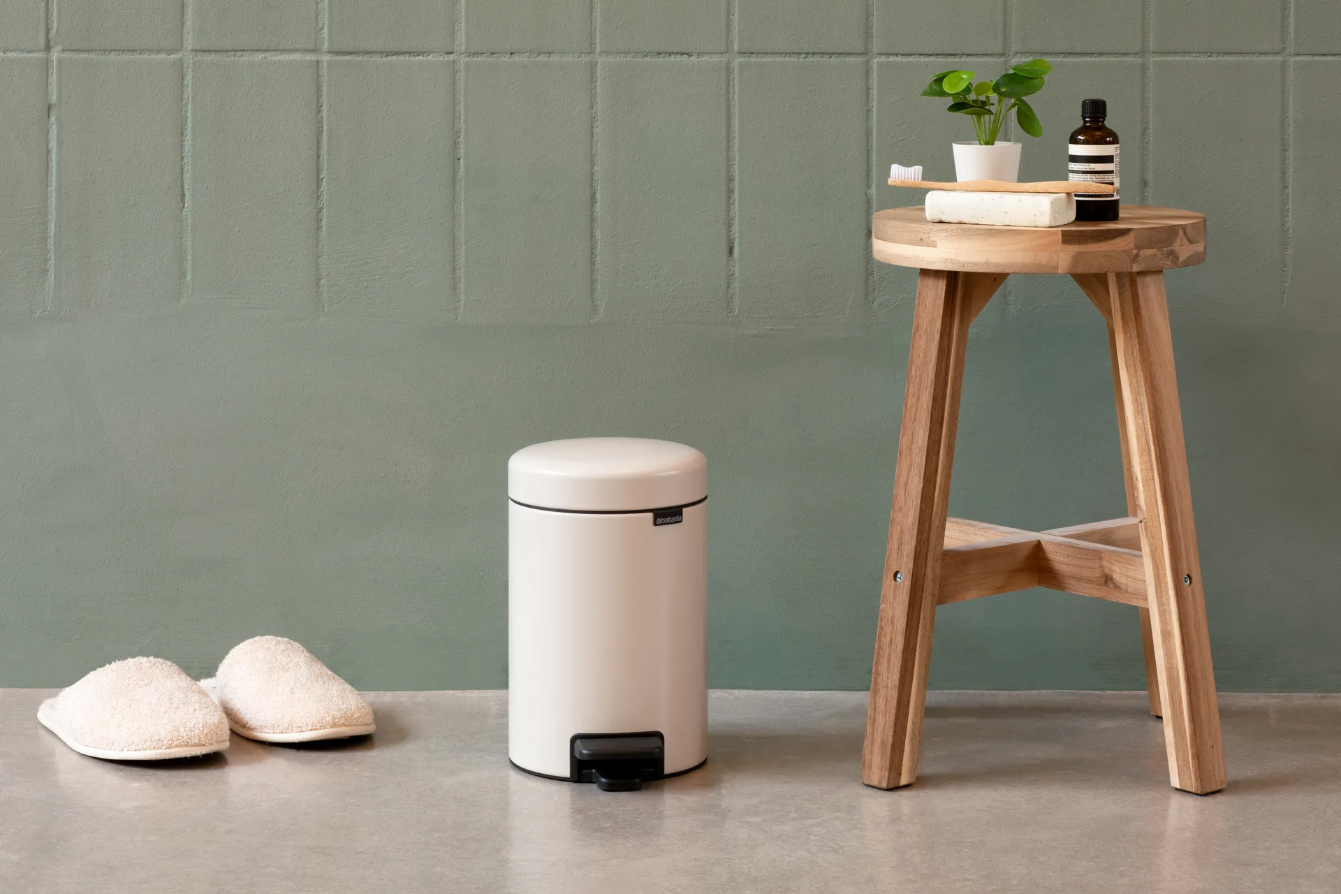 New Icon 新经典脚踏垃圾桶5升, 柔米色 Brabantia