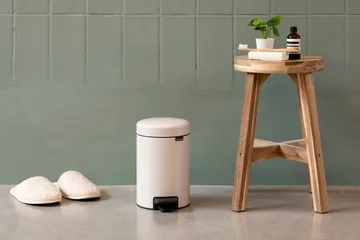 New Icon 新经典脚踏垃圾桶5升 - 柔米色 - Brabantia