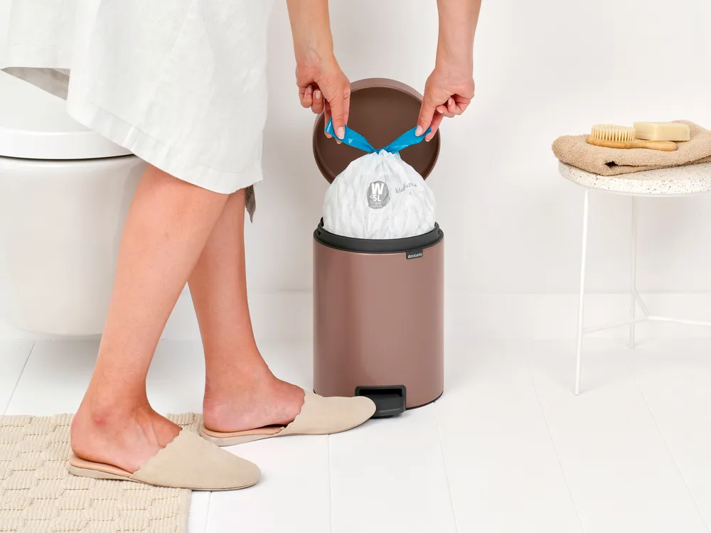 New Icon 新经典脚踏垃圾桶5升, 缎面灰褐色 Brabantia