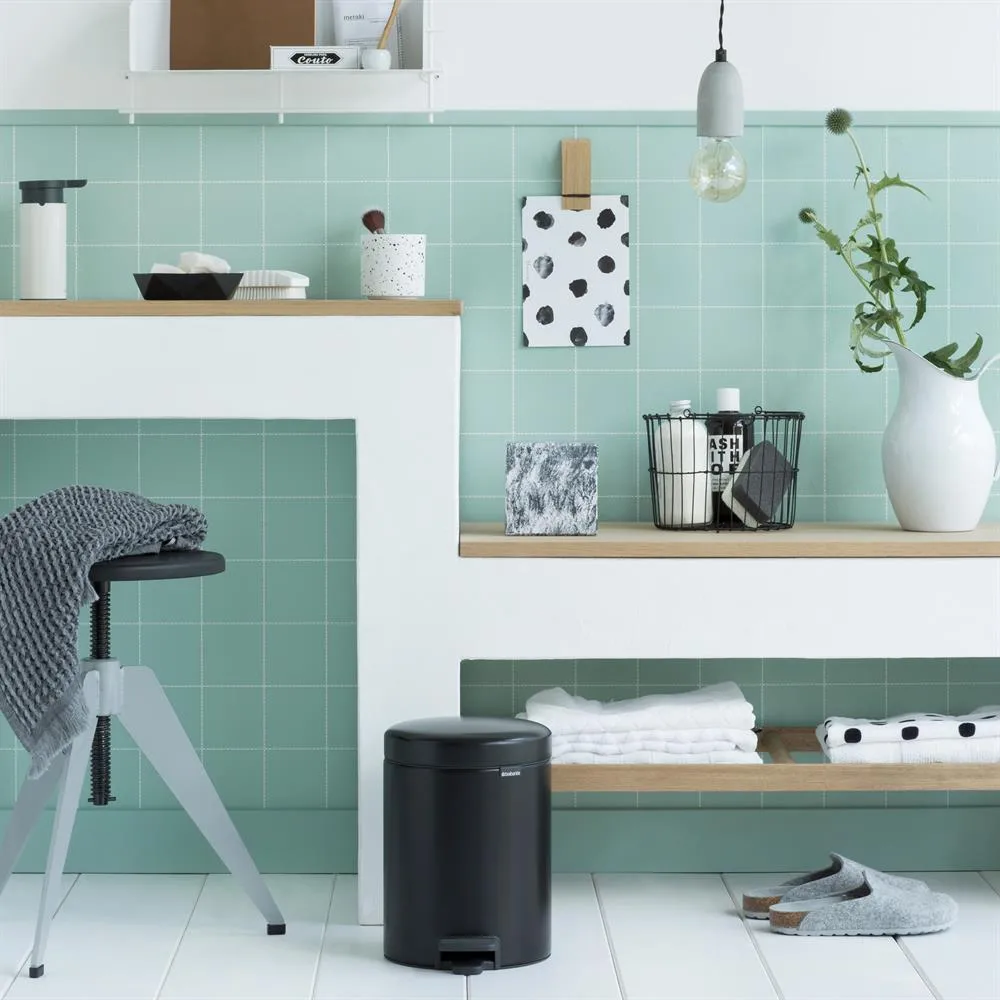 New Icon 新经典脚踏垃圾桶5升, 哑光黑 Brabantia