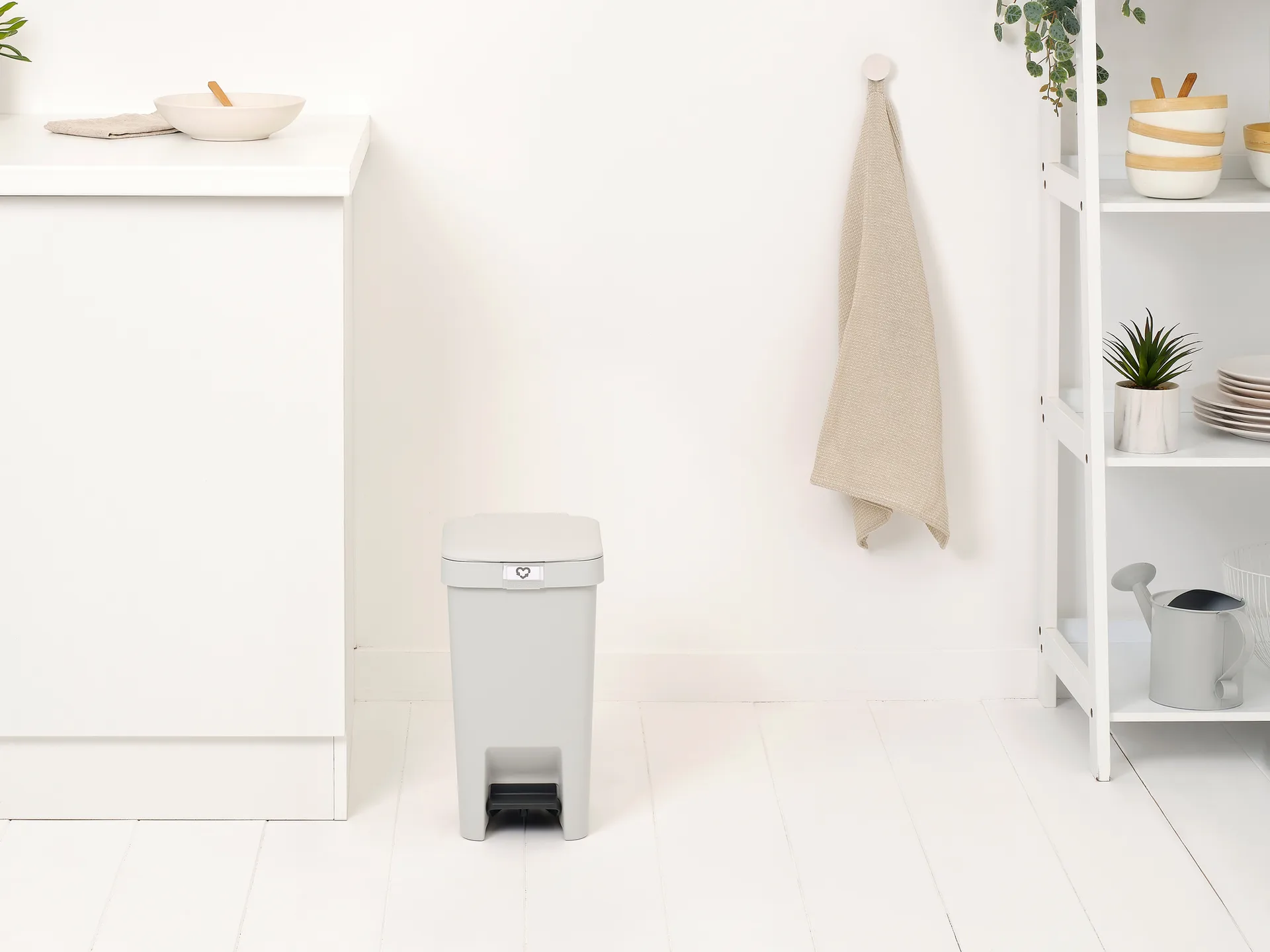 StepUp 脚踏垃圾桶 10升, 浅灰色 Brabantia