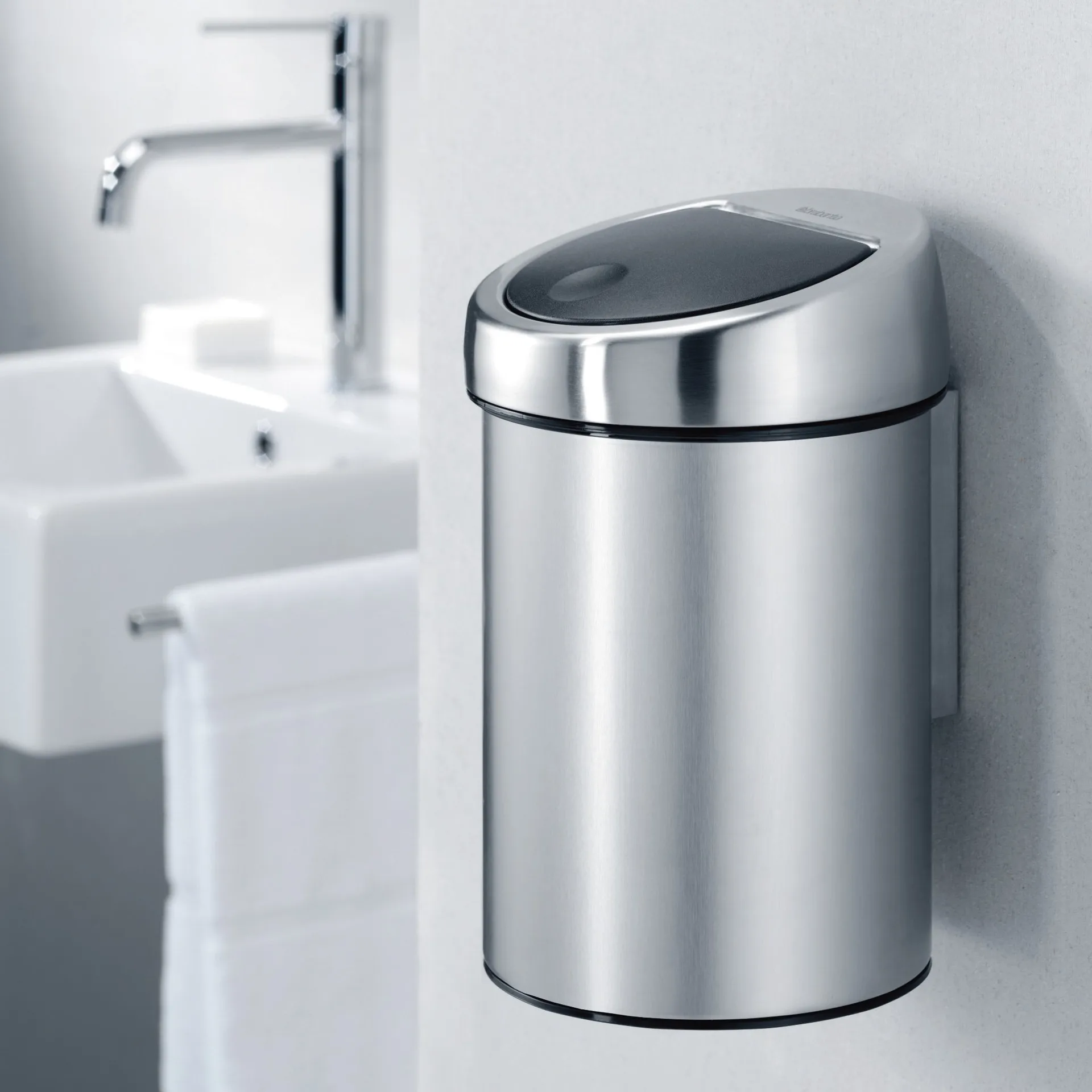 Touch Bin 3升壁挂式垃圾桶, 哑光钢 Brabantia