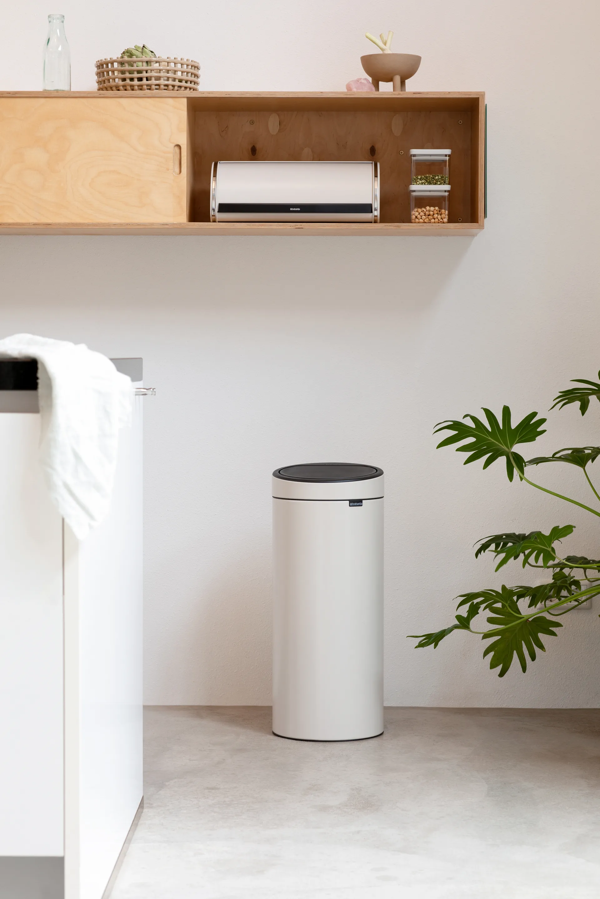 Touch Bin 30升垃圾桶, 柔米色 Brabantia