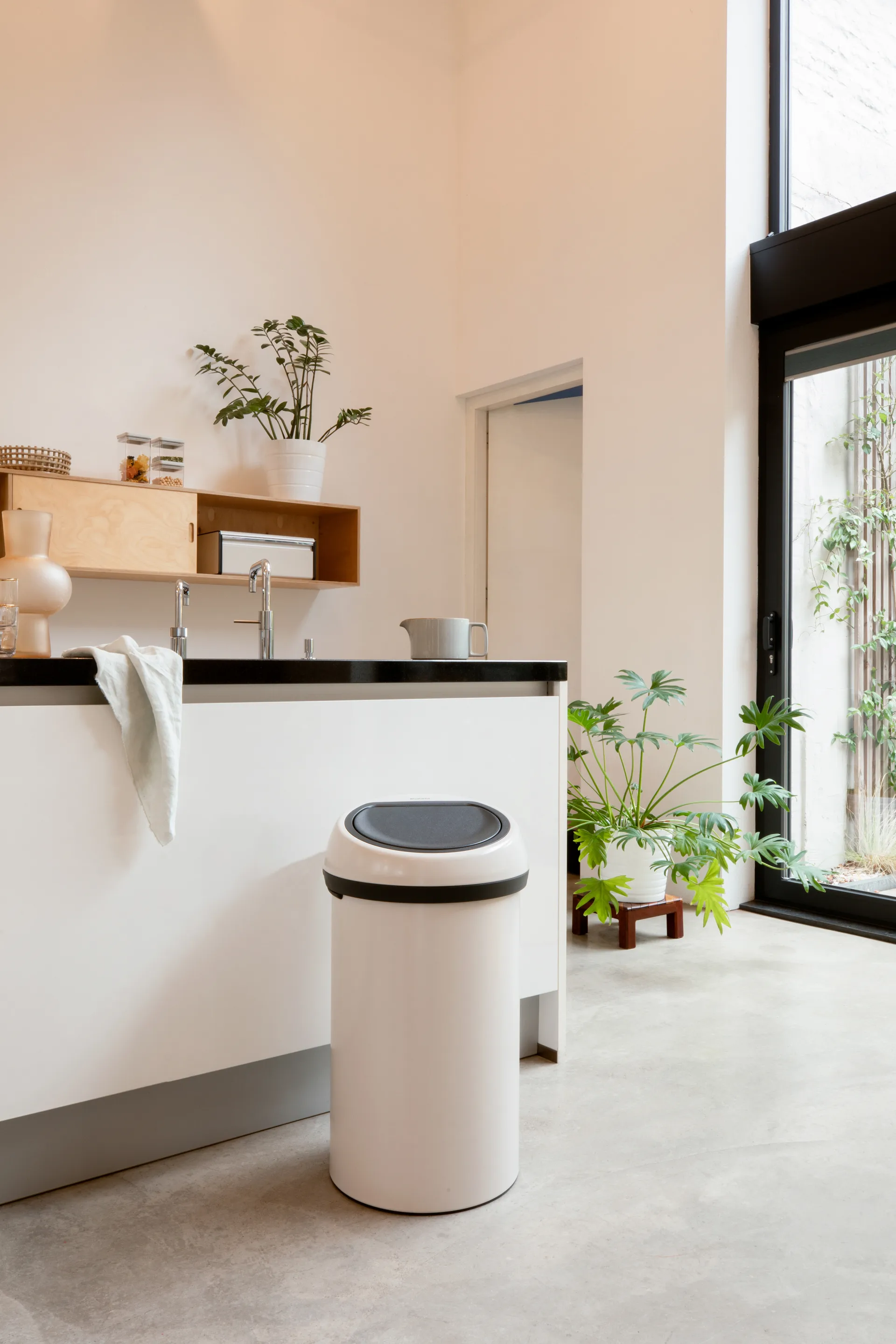 圆形Touch Bin 60升垃圾桶, 柔和米色 Brabantia