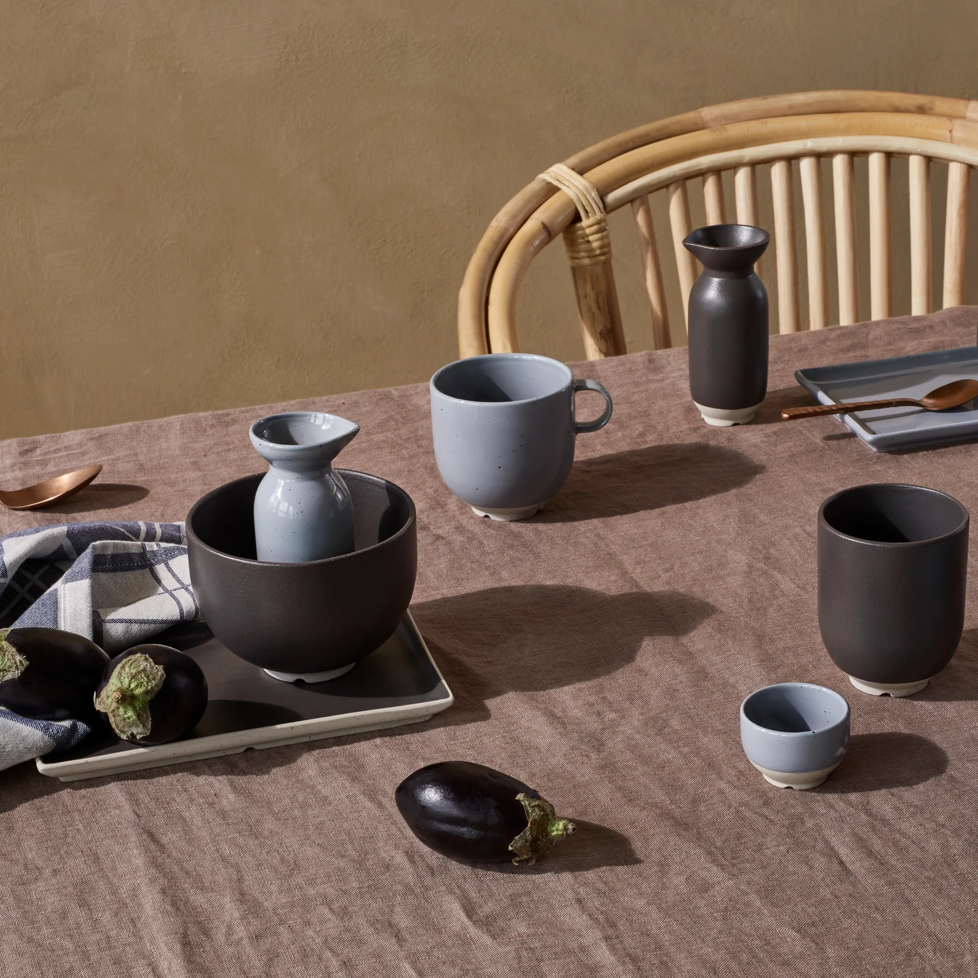 Eli 盘子 17.6x20 cm, matte charcoal Broste Copenhagen