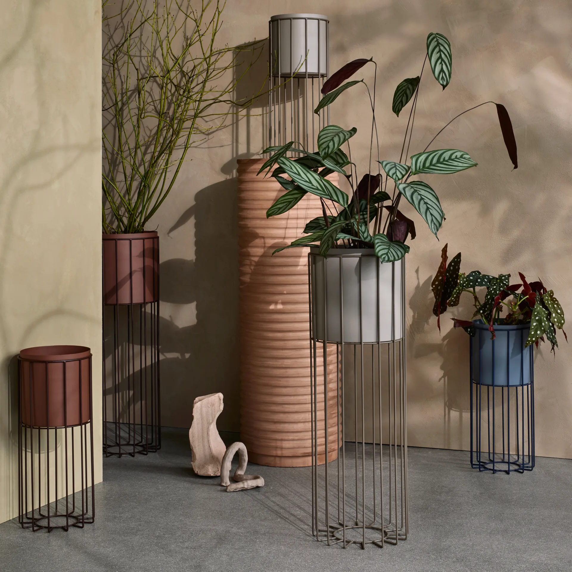 Fenja 花盆 with stand 2 parts, simply 灰褐色（Taupe） Broste Copenhagen
