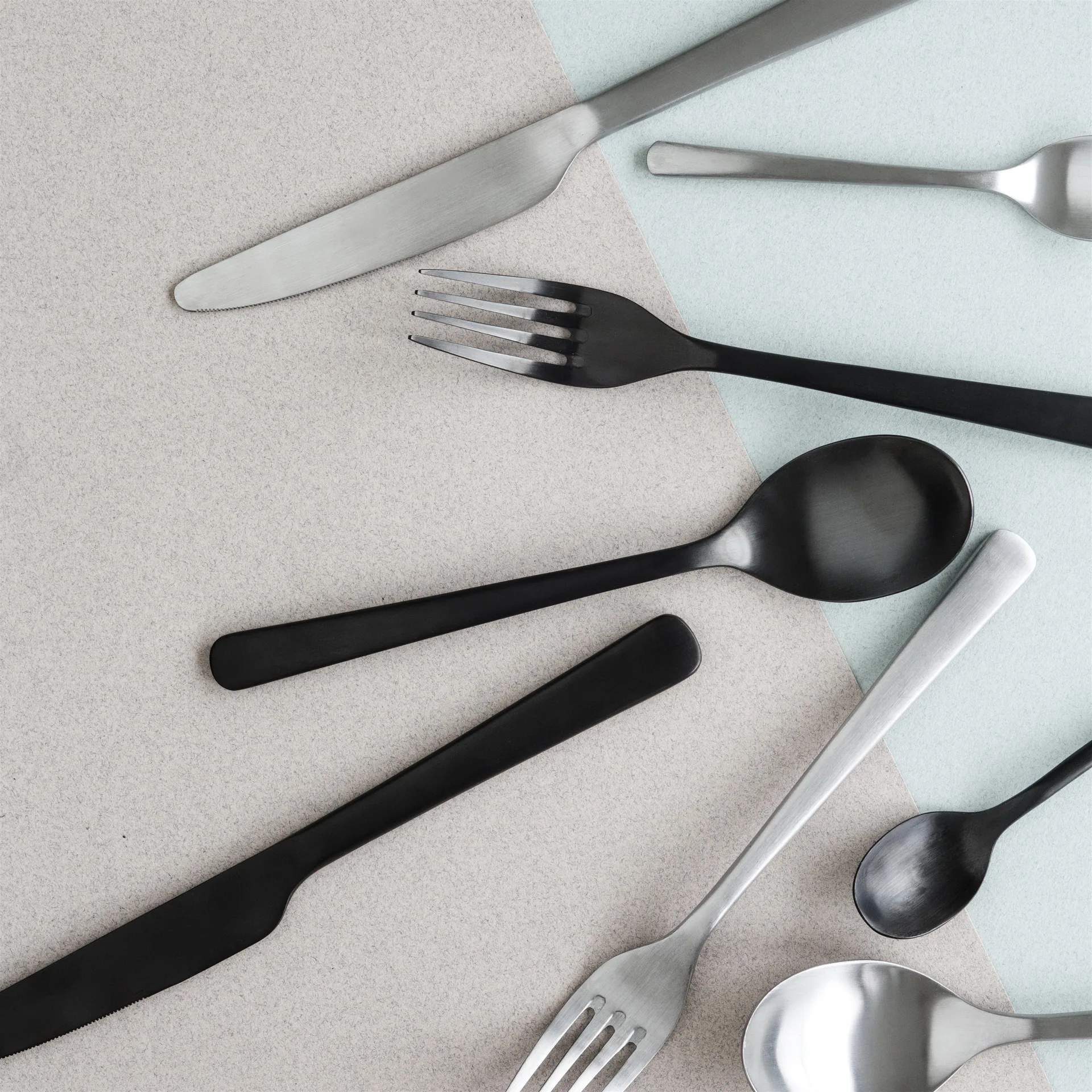 Hune 餐具 cutlery 16 pcs, titanium mat 黑色 Broste Copenhagen