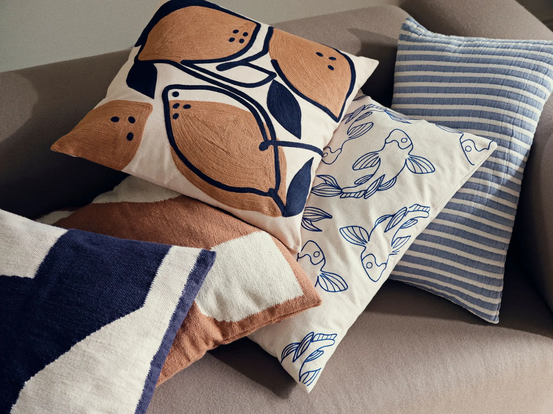 Koi 枕头套 40x60 cm, Intense blue Broste Copenhagen