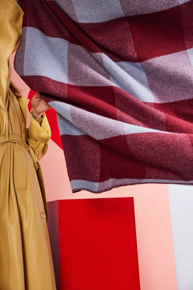 Embrace 毯子 130x200 cm, 浅蓝-burgundy Byon