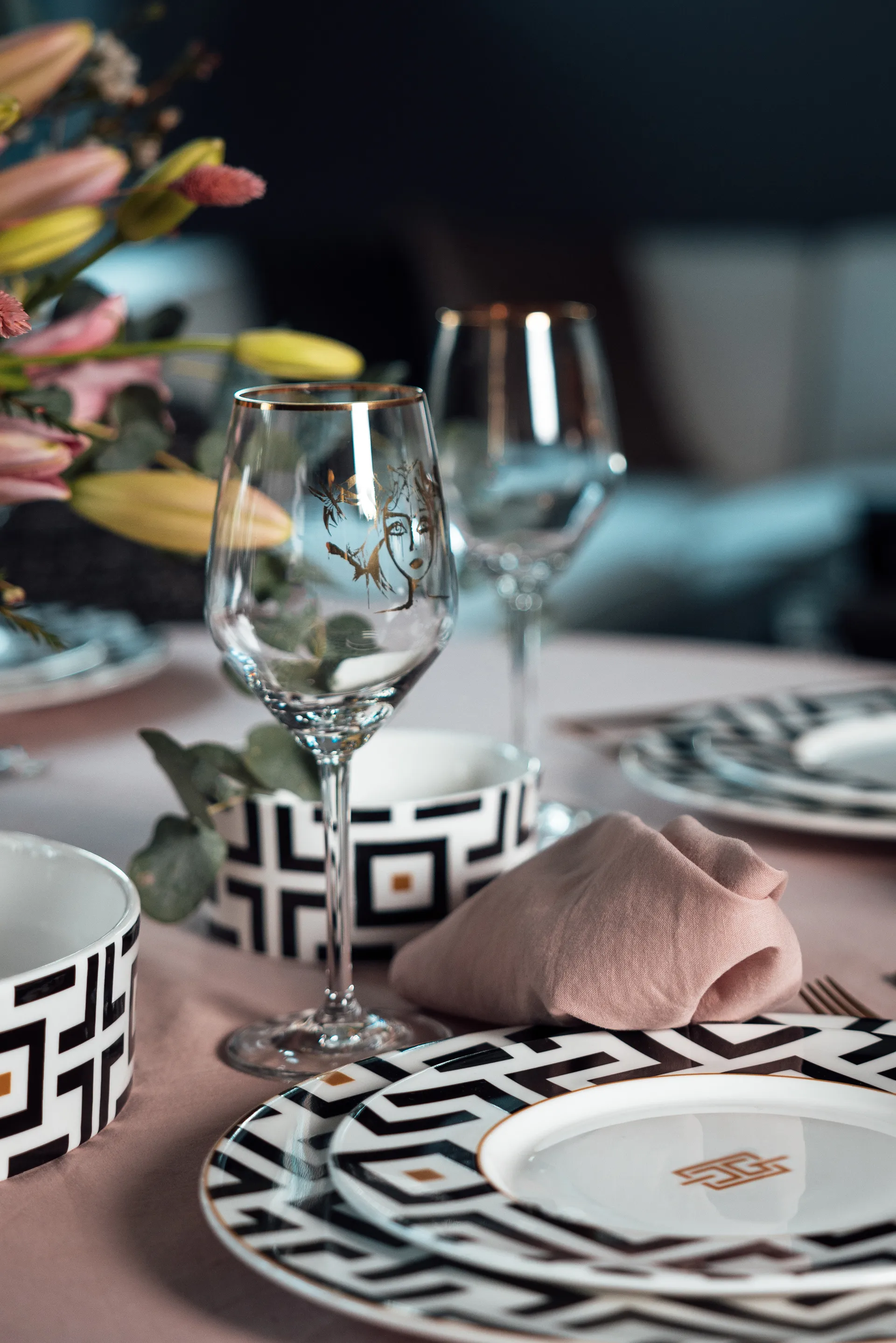 DECO 盘子 Ø22.5 cm, 白色-黑色 Carolina Gynning