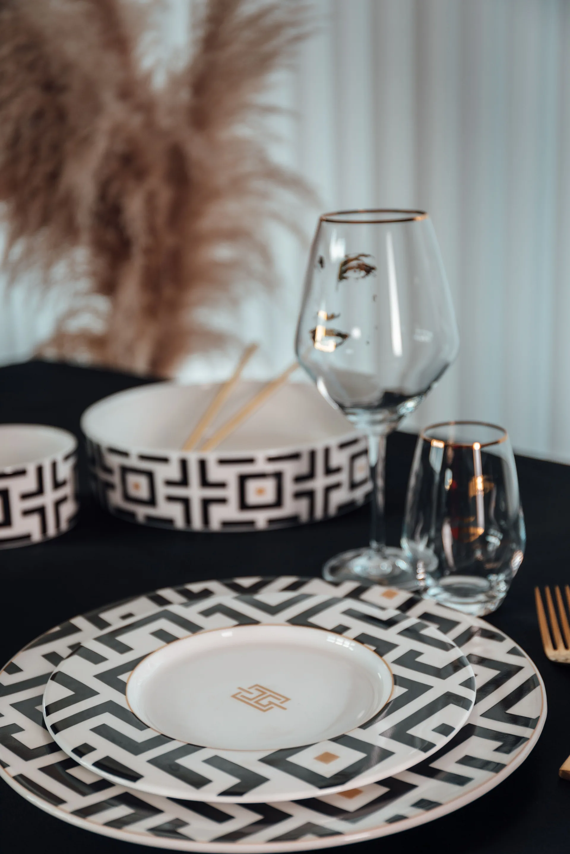 DECO 盘子 Ø22.5 cm, 白色-黑色 Carolina Gynning