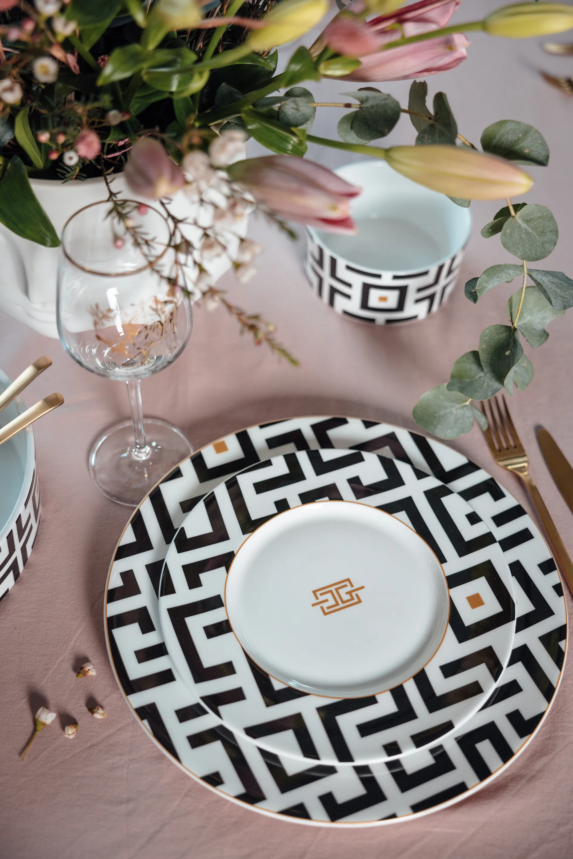 DECO 盘子 Ø29 cm, 白色-黑色 Carolina Gynning