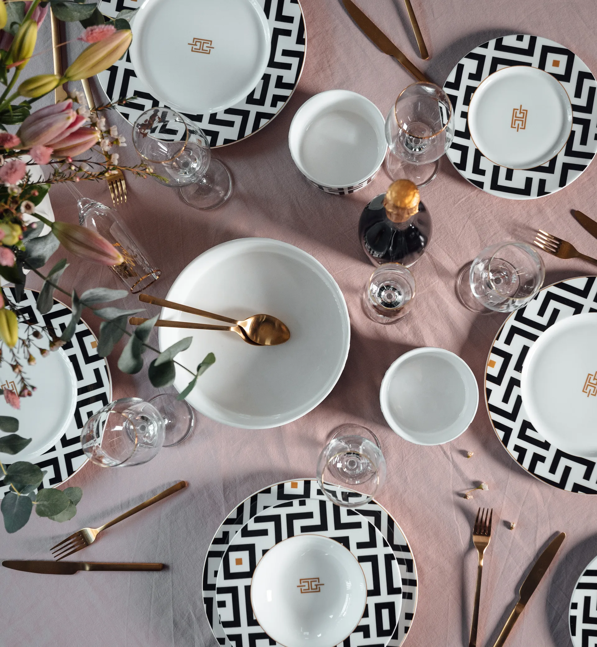 DECO deep  盘子 Ø24.5 cm, 白色-黑色 Carolina Gynning